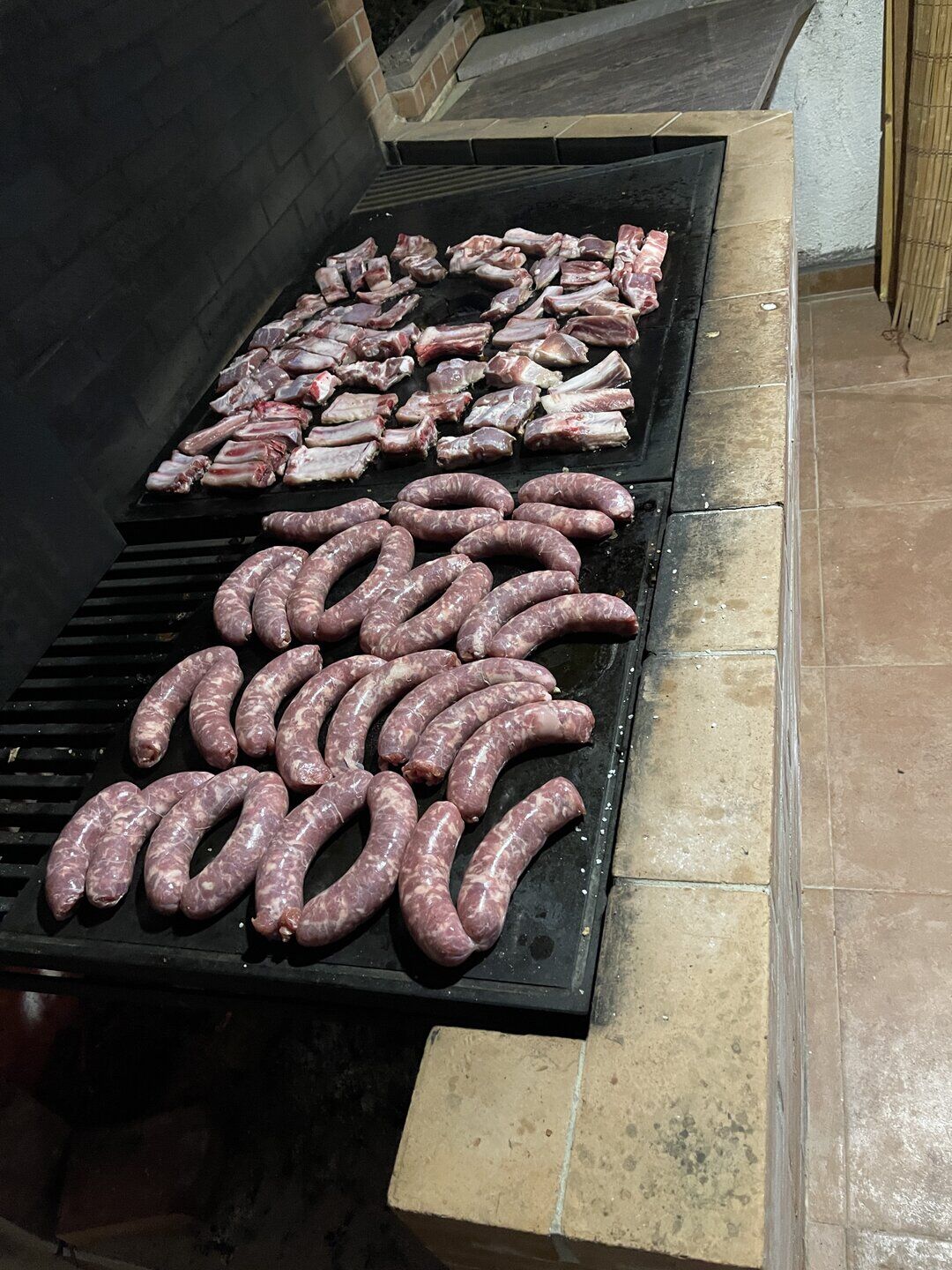 Barbecue in muratura attrezzato con griglia e piastra