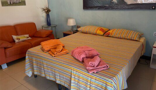 Camera familiare con letto matrimoniale e divano