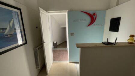 Reception di Papiro Home con logo della struttura