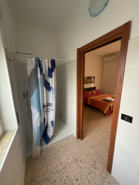 Bagno con doccia della camera